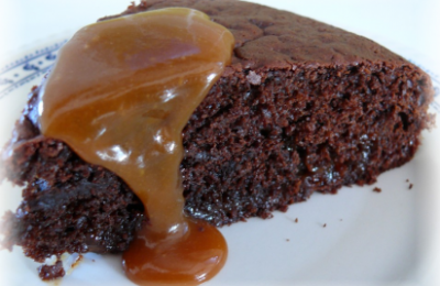 Cake au chocolat, sauce caramel au beurre salé